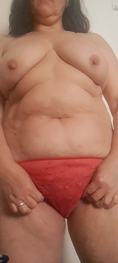 Mommy big hairy pussy: लाल जाँघिया के साथ