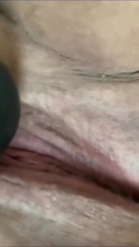 지팡이로 클리토리스를 자극하는 내 젖탱이를 문지르기