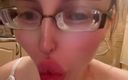 FinDom Goaldigger: Девушка в огромных очках зевает на кухне