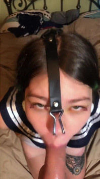 Hogtied schoolmeisje neushaak pijpbeurt