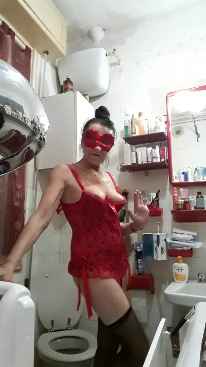 WEBREGINETTA2023: मैं शौचालय पर पेशाब करती हूं और हस्तमैथुन करती हूं