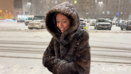 Katty West: Gopnik vyzvedl žoldáckou děvku, ošukal ji v hotelovém pokoji a dokončil...