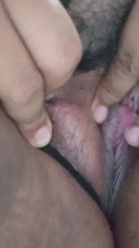 Bolle MILF masturbeert onder de douche