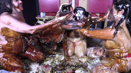 Gunked up girls: 4 chicas sploshing de comida