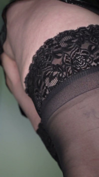 Weelderige rijpe milf spreidt haar kont en poesje