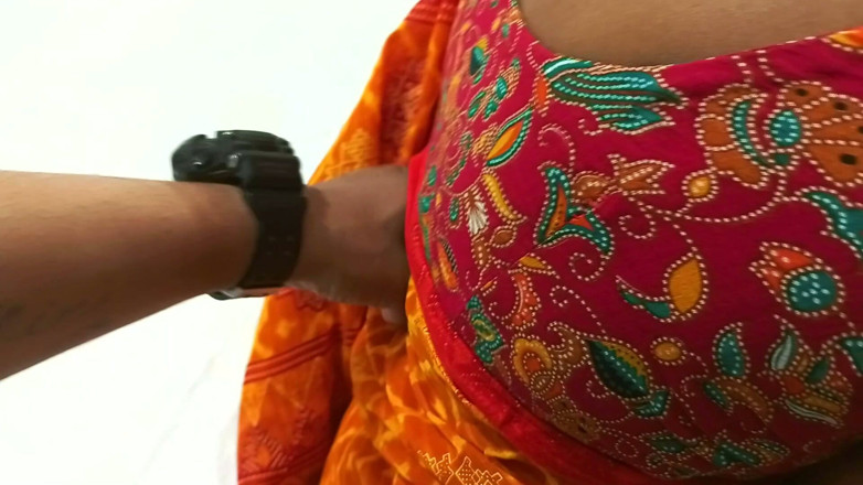 Popmini: Une belle bhabhi indienne se fait baiser en sari avec...