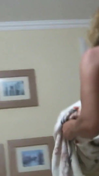 Meine ehefrau im urlaub am strand masturbiert und fickt mit meinem besten freund