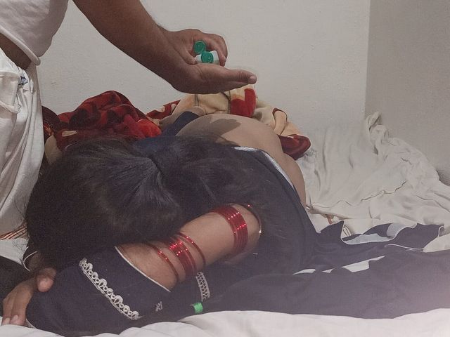 Nokar Ne Malkin Ko Choda Servent Gives Massage and Fucked His Madam (Desi white girl)