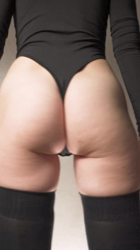 하이 레그 바디 수트를 입은 후장 흔들기 허벅지 페티쉬