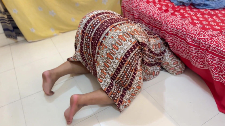 Aria Mia: Egyptská sexy služka s velkým zadkem uvízlá pod postelí a...
