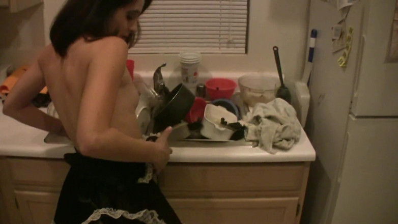 TeenXXX Stories: Menina não sabe como limpar a casa, mas sabe como...