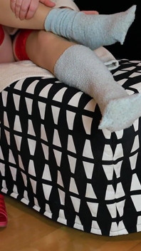 Cozy & Извращенная - розовые слайды, пушистые носки и ароматное нейлоновые соблазнения