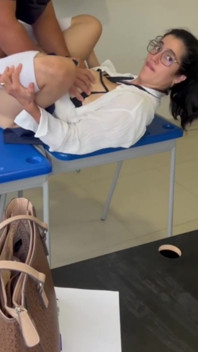 Mara arrive toujours tard dans la salle de classe et se tape le prof pour la faire partir