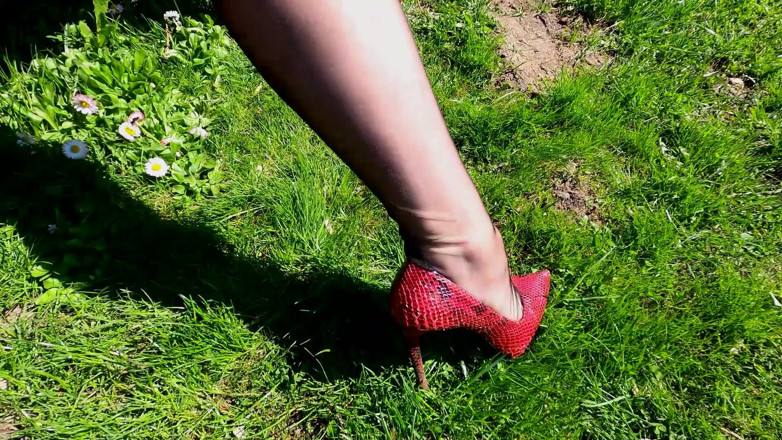 Wanilianna: Sun, black nylons aur ek dildo