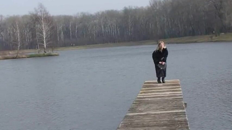 Femdom Austria: Une salope en cuir pisse sur une jetée