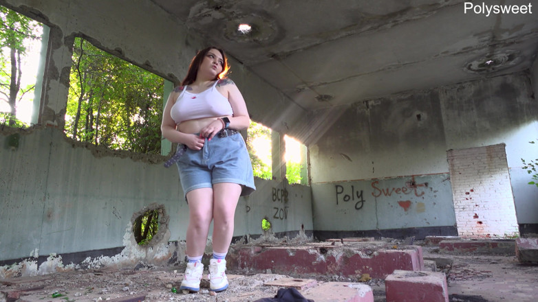 Polly Sweet: Ballare tra le rovine e masturbarsi con un vibratore nudo