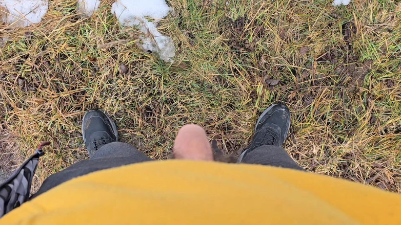 Alpha pee king: Ein Bisschen Riskant Pinkeln - POV Mann Im Freien Pinkeln Während...