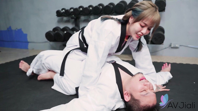 AV Jiali: Un rău își fute Stăpânul de Karate în Dojo