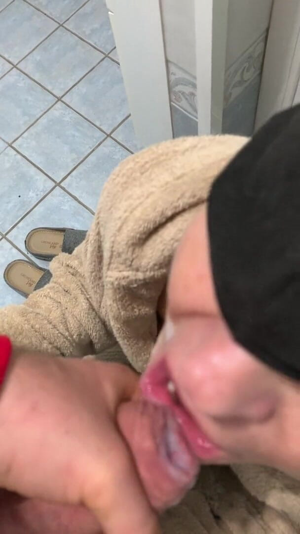Timidastella: Shower and blowjob