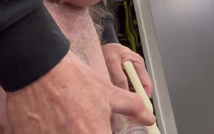 Parklife: Vovô bombeia seu pau pequeno, peludo e macio