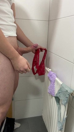 Lucas Nathan King: Sborro nelle mutandine della vicina milf dopo aver nascosto nella...