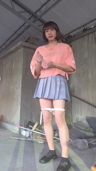 Taiwancdgirl: Skládaná sukně spárovaná s bílým spodním prádlem a anální kolík...