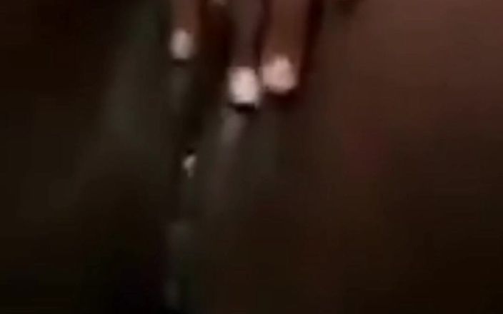 Barqueen: Bijna betrapt op het masturberen van mijn natte poesje