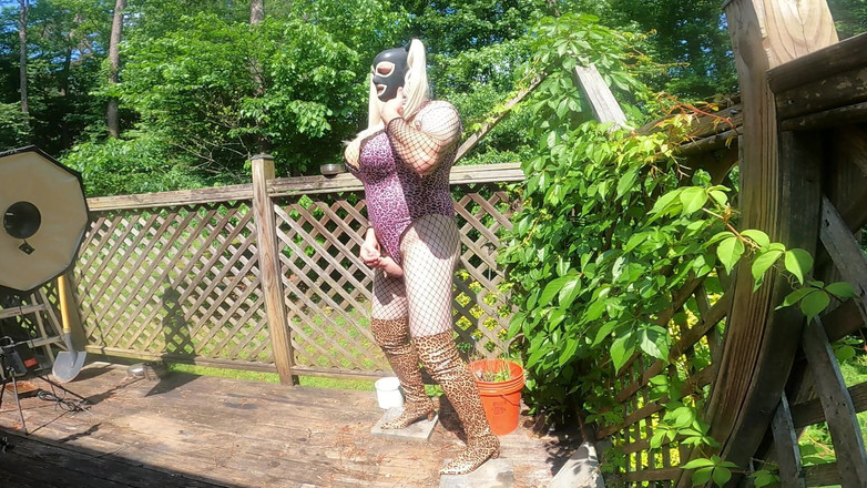Jon Screcrow: Гигантские силиконовые сиськи Jon Scarecrow за кулисами, фотосессия дрочит, окончание камшота