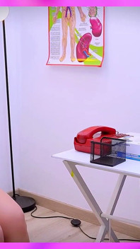 Fată picură degetele ginecologului la vizita ei la cabinetul doctorului său