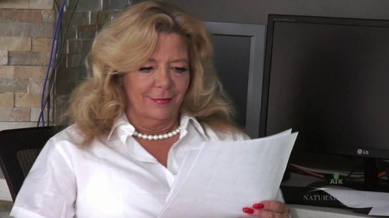 ATK Fans (Hairy): Karen heeft een lange dag op het werk gehad met...