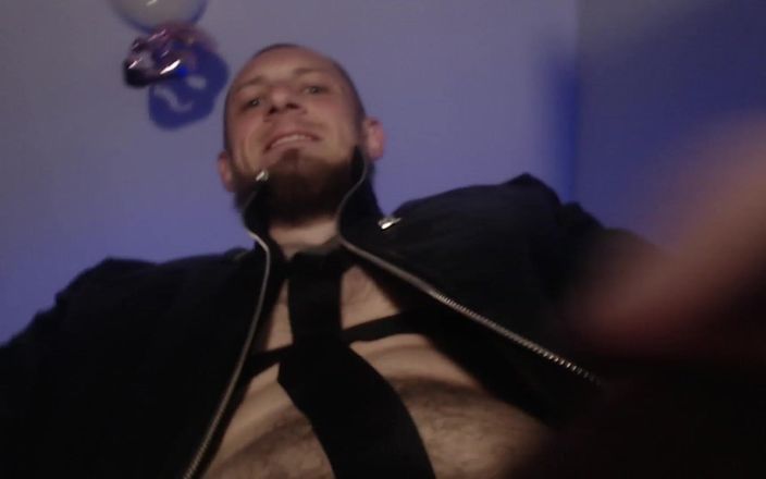 Hunky time: Futai alfa din piele, dominant