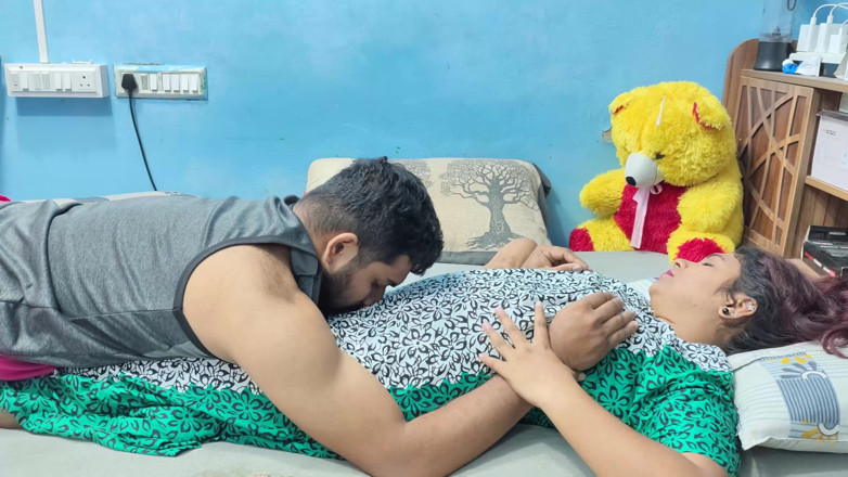 Vaigavarun Feet romance: Mallu żona cipki pocierać i całować z cyckami Press and Kiss...