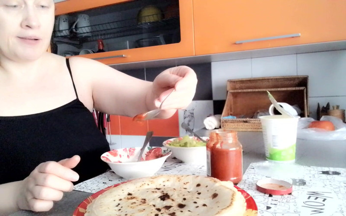 VikkiGeorgia: I Am Eating