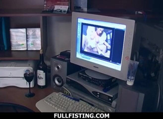 Full Fisting: Ragazza bruna in lingerie sexy viene fistata e scopata