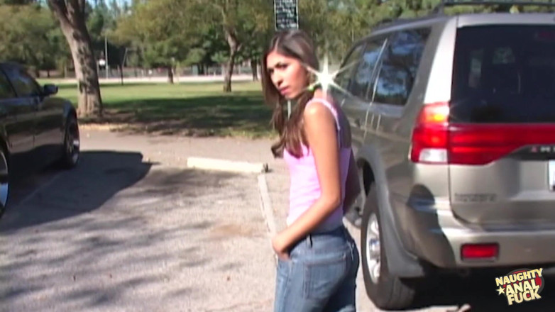 Naughty anal fuck: Une draguée sur le parking finit en trio torride