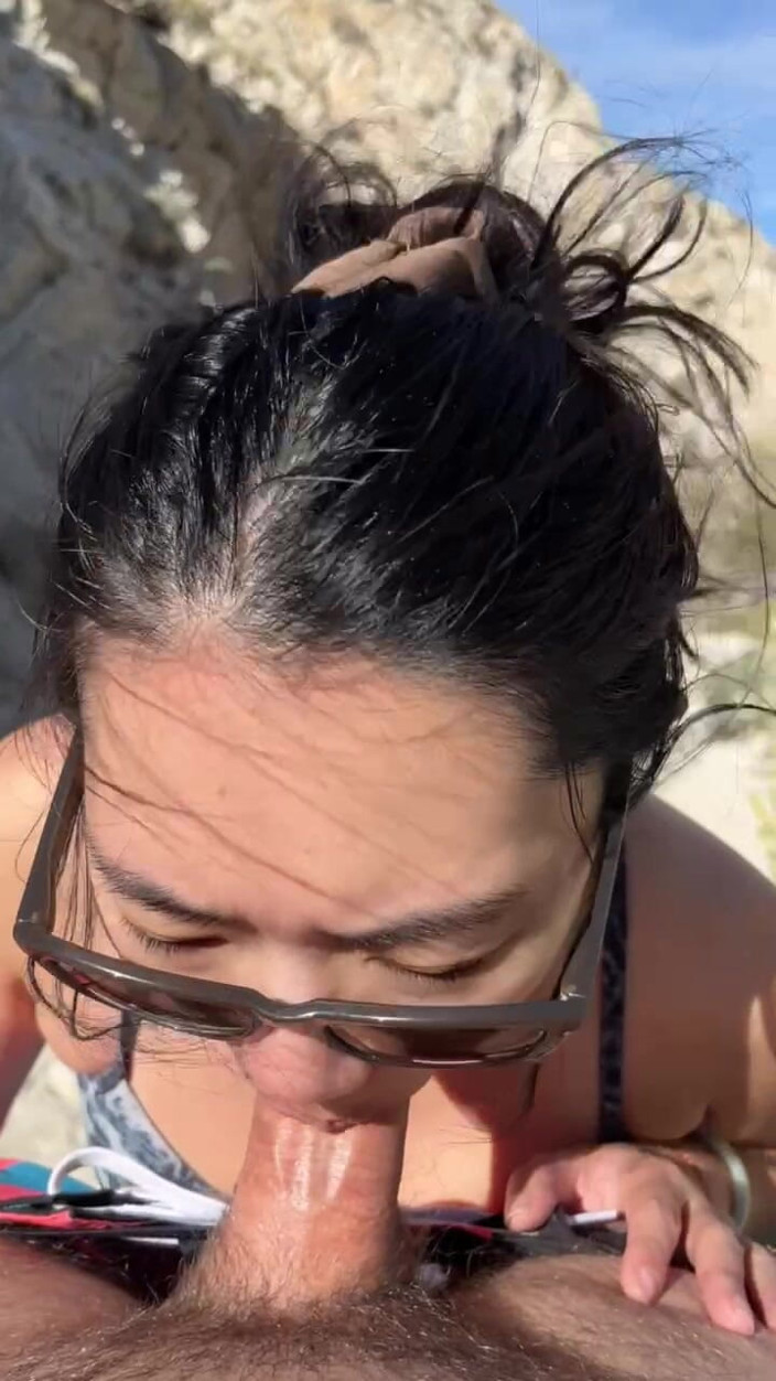 meimeiXXX: Минет на улице во время похода в пустыне - любительское видео с камшотом в рот, публичный минет