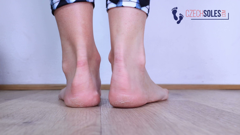 Czech Soles - foot fetish content: Kate na holé podpatky a chodidla detail škádlení