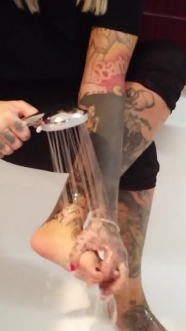 Tattooed blonde MILF washes her feet (Fetish videos by Alex)