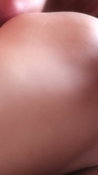 Elle a fait un show de masturbation sensuelle et de sexe magnifique qui a conduit à la sodomie