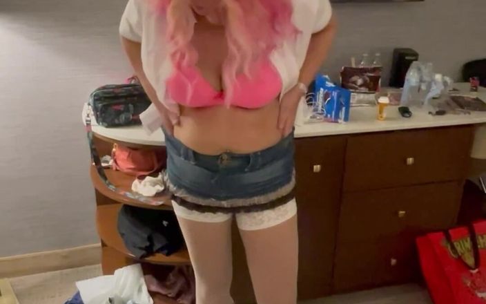 Dominator13: 油性マーカーで書かれた彼女の体を展示する素人の従順な妻。
