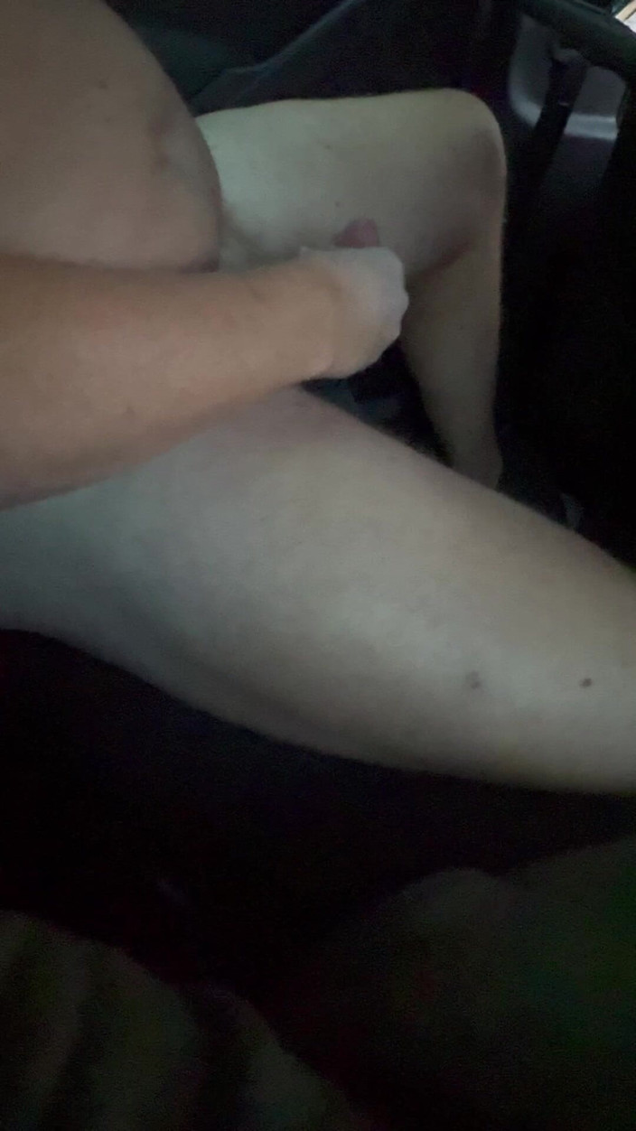 Hot dick in your ass: 优步司机让我在他的车里套弄我毛茸茸的鸡巴，然后他给了我一只手并让我射精！