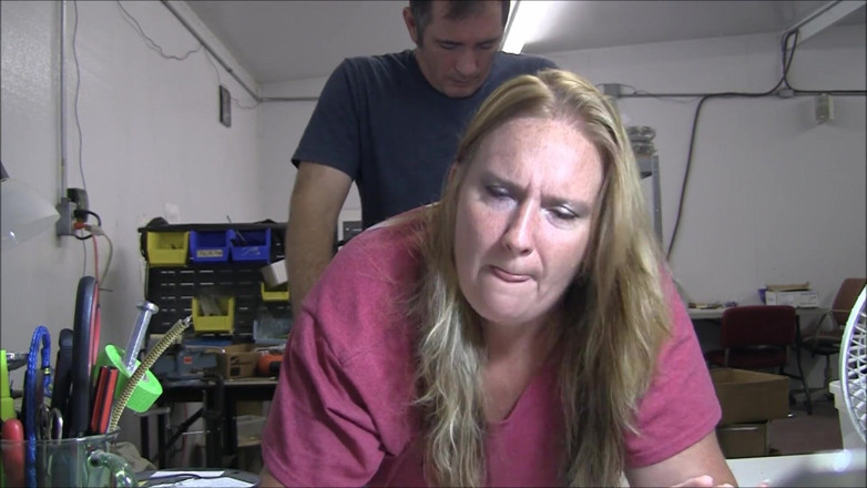 Vibra King Video: Jennifer é fodida sobre uma mesa no trabalho