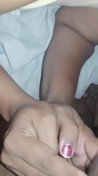 Des MILF desi se font genoux 2