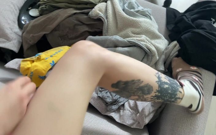 Elena Ginger: Minyon öğrenci kız gizlice sert seks yaparken kaydedildi