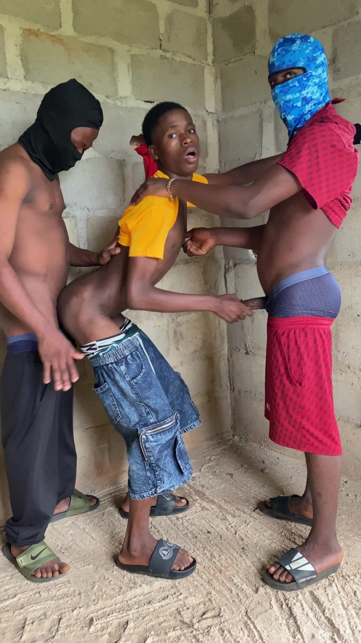 assdriller50: Твинк в тройничке с грубыми наездниками