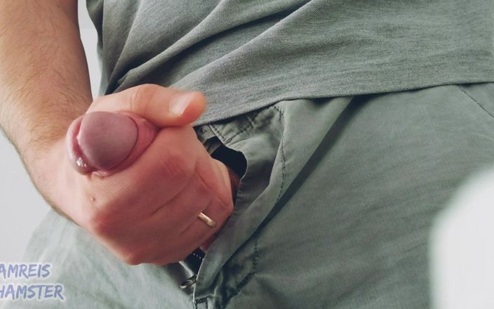 Amreis: Masturbace - pre-sperma a sperma. Orgasmus v šortkách v práci.
