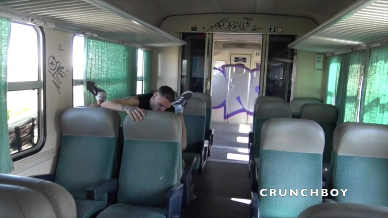 EXHIB BOYS: Amazing risky exhib in the train