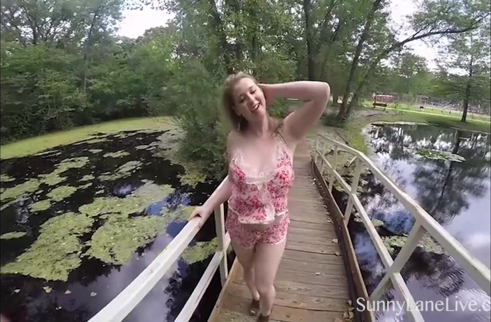 Sunny Lane: La ragazza della porta accanto sunny lane gioca in natura!