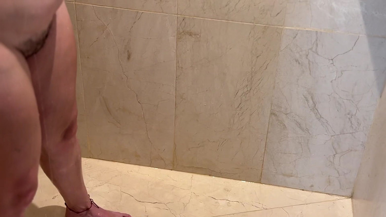 Axel Dan: シャワーを浴びている妻を捕まえて挑発し始める