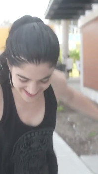 Video completo - due cose piuttosto dure: flirtare e succhiare il suo vicino